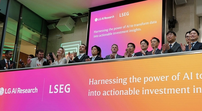 LG AI Research Institute and LSEG held an event at the London Stock Exchange on the 19th (local time) to announce the commercialization of Exemite's business intelligence. From the fourth from the right of the photo, Lee Hwa-young, head of the AI business development division at LG AI Research Institute, Lim Woo-hyung, co-researcher at LG AI Research Institute, and Lee Hong-rak, co-researcher at LG AI Research Institute.<LG Group>